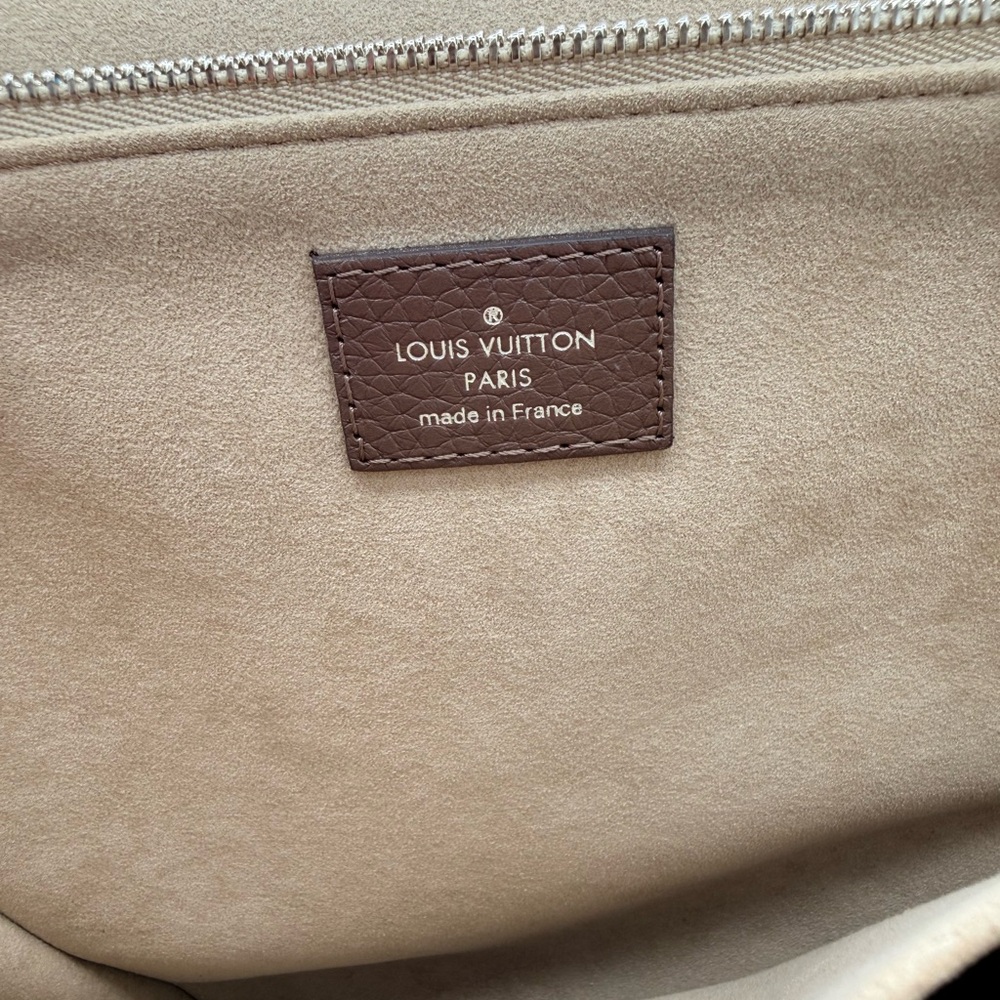 Louis Vuitton Volta bag in Taurillon leather - Picture 10 of 16